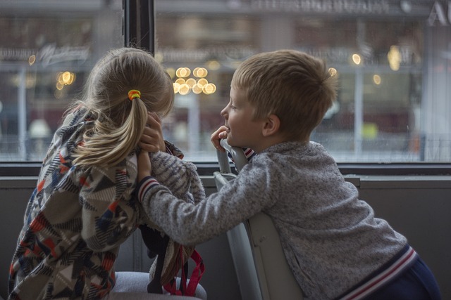 Wypadek autobusu na przejściu dla pieszych w Gdańsku: duże szkody i utrudnienia w ruchu